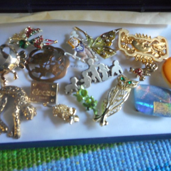 Vintage to modern brooches - Picture 1 of 7